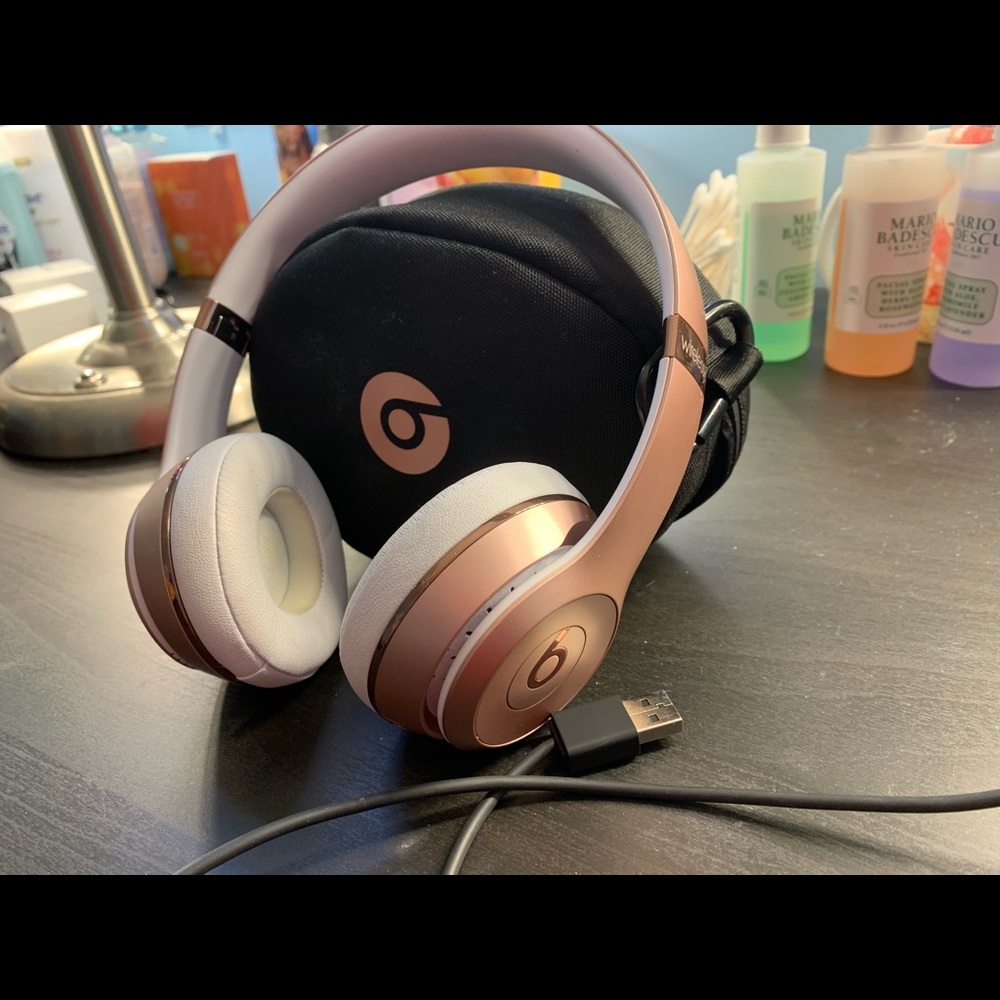 Wireless Rose gold Dr. Dre beats solo 3